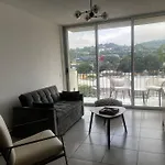 Modern & Central 2Br W Pool & Gym Prime Location