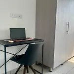 Modern & Central 2Br W Pool & Gym Prime Location