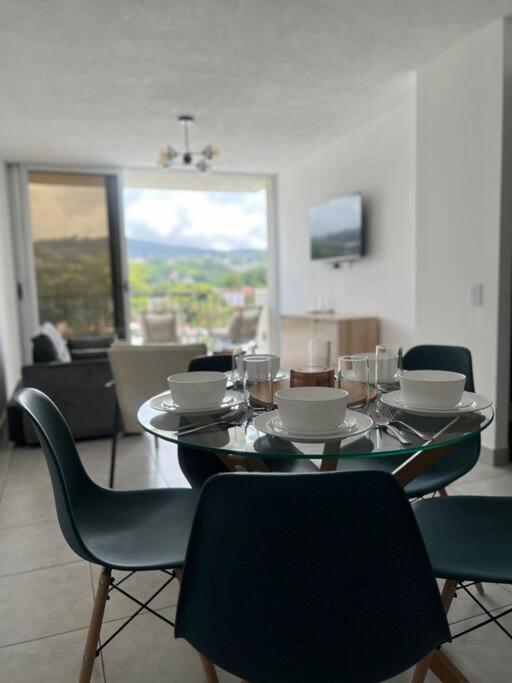 Modern & 2br W Pool & Gym Prime Location