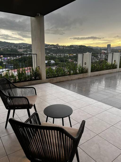 Modern & 2br W Pool & Gym Prime Location