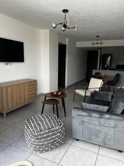 Modern & 2br W Pool & Gym Prime Location *