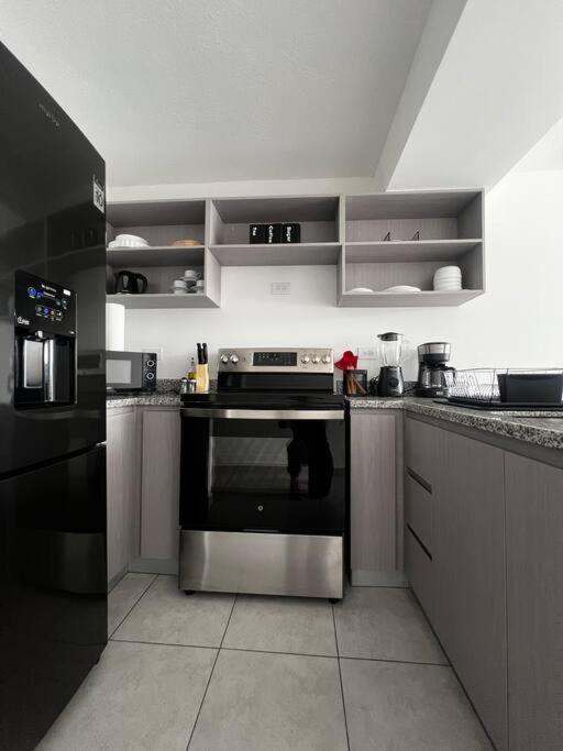Modern & 2br W Pool & Gym Prime Location Apartamento