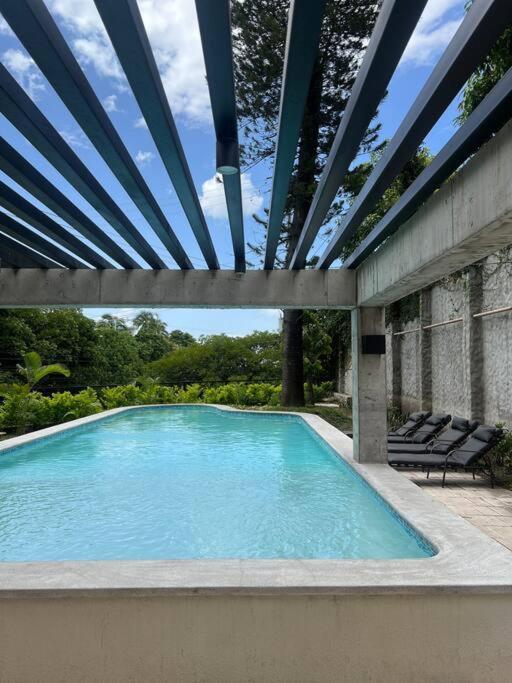 Modern & 2br W Pool & Gym Prime Location