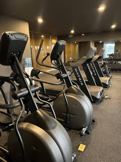 Modern & 2br W Pool & Gym Prime Location *