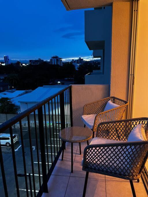 Modern & 2br W Pool & Gym Prime Location Apartamento